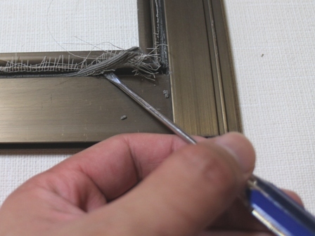 簡単に網戸の穴をふさぐ方法 ちょっとした網戸の穴なら簡単に補修できます 生活の知恵袋